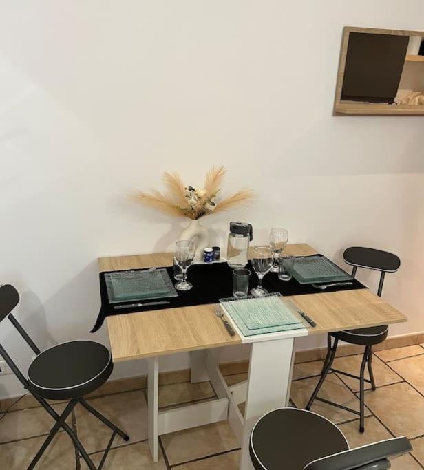 Apartamento Le Cocon Des Carmes - Hypercentre Aviñón Exterior foto